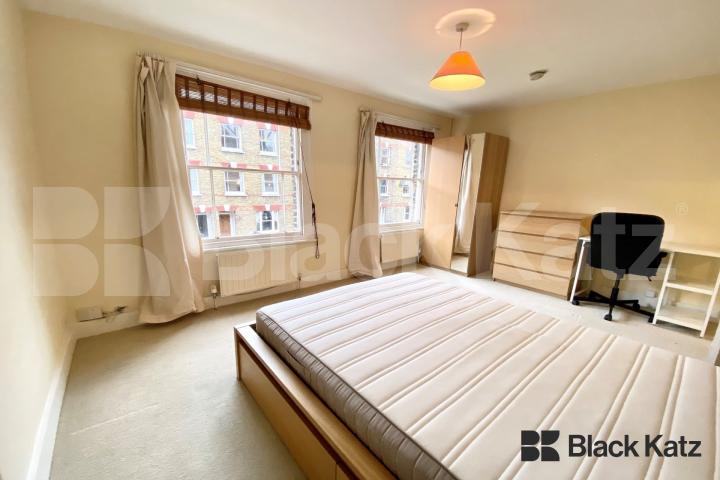 Georgian Townhouse, triplex, four double bedrooms, two bathrooms & Patio Garden Henshaw Street, Elephant and Castle